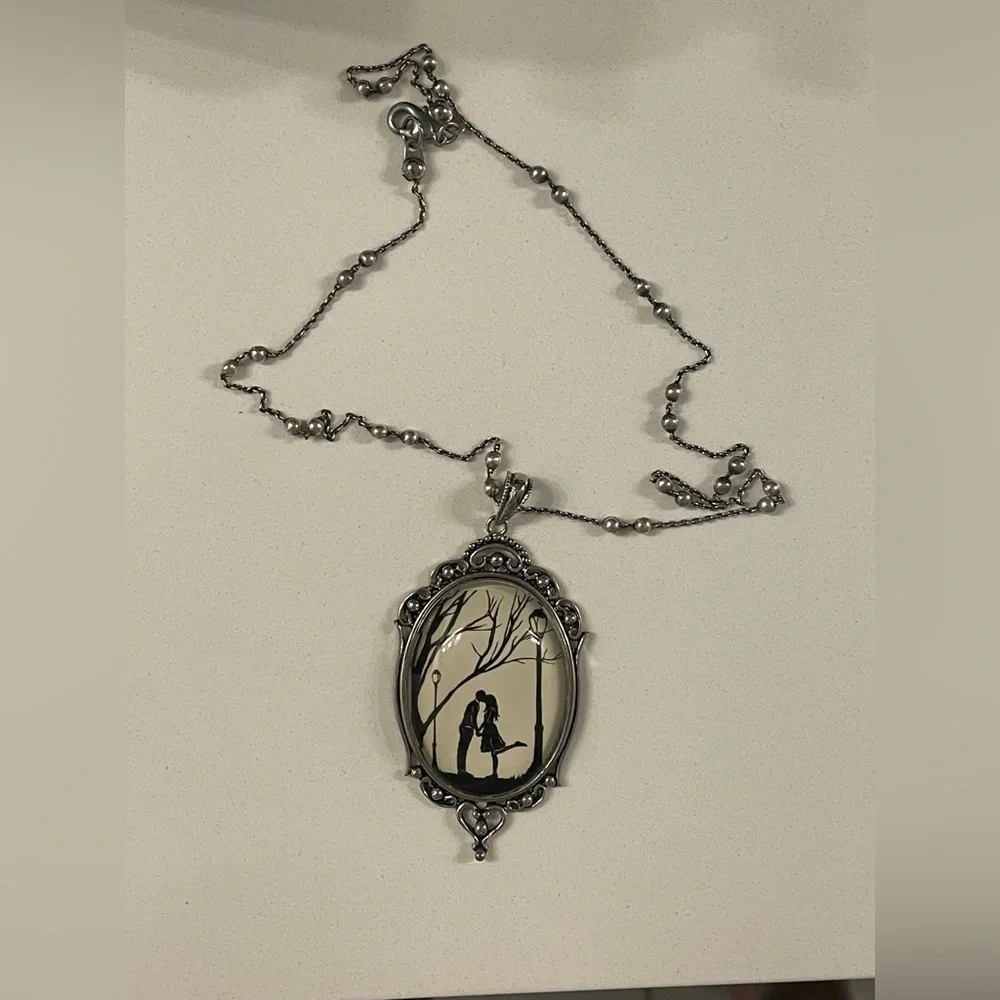 Vintage Silver cameo silhouette Kiss Pendant Necklace Victorian - Picture 4 of 4